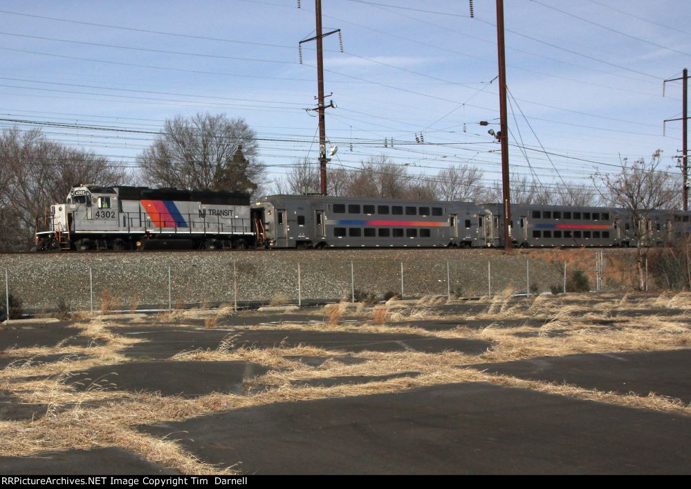 NJT 4302 heads west with a shop move of 3 coahes